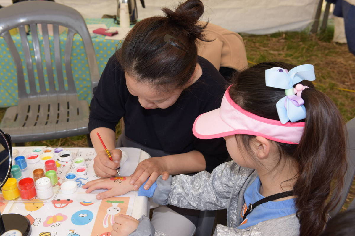 축제장에서 꾸미는 페이스페인팅