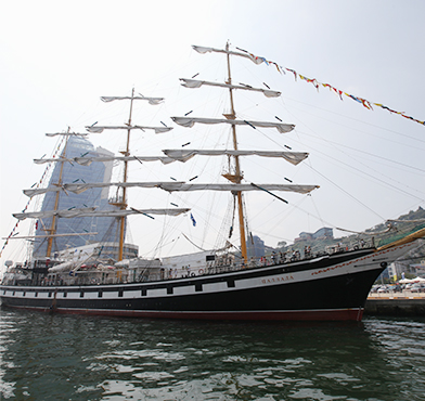 범선 출항 퍼레이드 모습