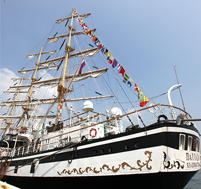 범선 출항 퍼레이드 모습