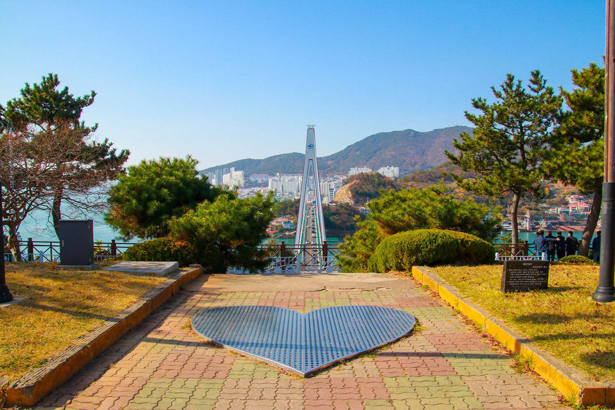 공원에서 바라보는 돌산대교 전경