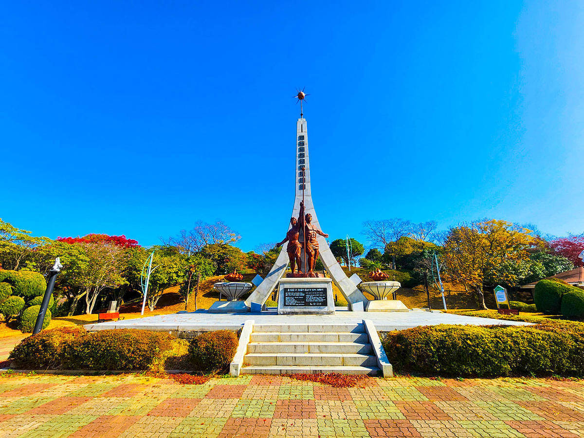 돌산대교준공기념탑 전경