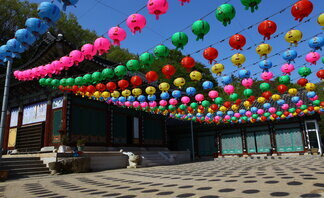 절등이 빼곡히 줄지어져 있는 석천사의 외경 모습