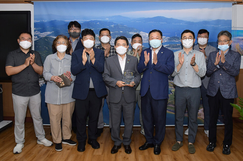 노후된 택시의 영상기록장치교체 교체사업을 기념하며 권오봉여수시장과 시관계자들이 감사패를 들고 기념사진을 촬영한 모습