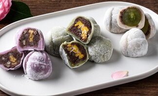 동백봉떡이 먹기 좋게 반으로 잘라 속이 보이게 접시에 담겨있다