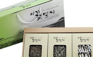 아라 햇멸치 3종류 크기의 멸치들이 상자에 담겨 있는 선물세트 사진