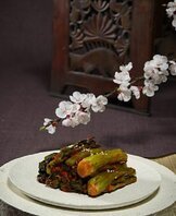 먹기좋게 잘라서 접시에 담은 갓김치 사진 