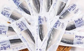 여수장터 노르웨이 고등어 - 비닐팩에 담긴 선물용 고등어팩을 바구니에 가득 담아놓은 사진