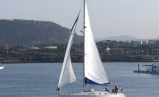 바다위 요트가 항해하는 이미지