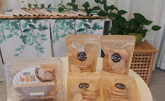 누룽지세트 포장사진(플라스틱 박스상자 2개 비닐팩포장 4개)가 테이블위에 전시되 있는 사진