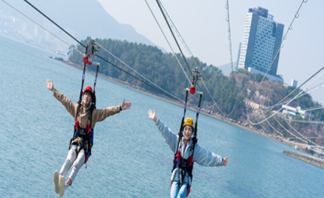 여수 라마다 짚트랙을 이용하는 2명 사진