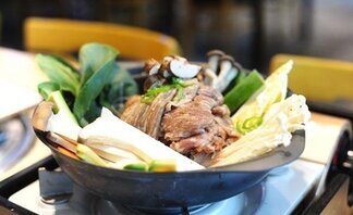 지노한우 불고기전골이 버너위에서 조리되고있는 사진