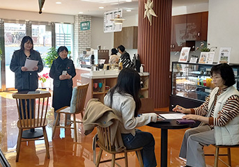 고객만족 친절 서비스 교육중인 모습