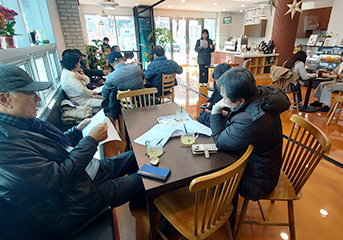 고객만족 친절 서비스 교육중인 모습