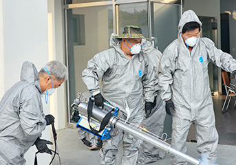 자체 방역 실습중인 모습