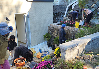 주민들이 마을을 가꾸는 모습