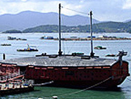 바다위에 정박되어 있는 거북선 모형 모습