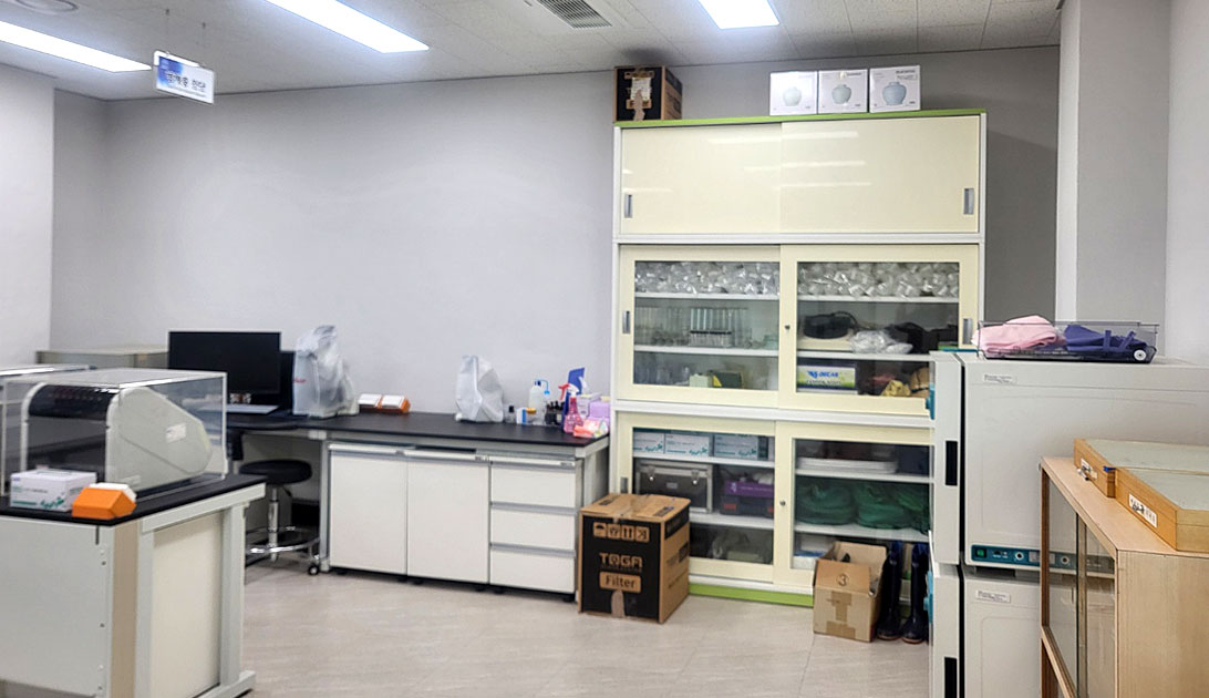 여자연구원이 현미경으로 관찰하는 모습 