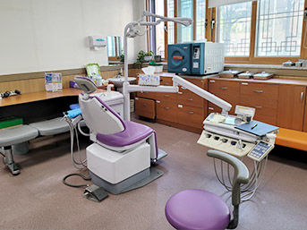 치과의료기구가 설치되어있는 구강보건실 내부 모습