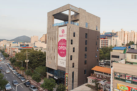 알앤비 비즈니스 호텔 건물 전경
