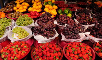 딸기, 포도 참외 등 과일이 바구니 안에 가득 담겨져 있다