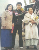 가족과 함께 기념촬영을 하고있는 정기명 여수시장 모습