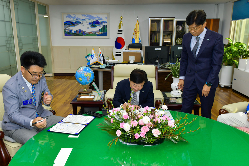 20241112 국제로타리 3610지구 제1지역 자동심장충격기 지원 협약식-2.jpg