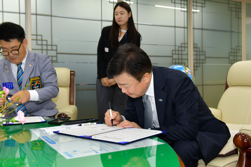 20241112 국제로타리 3610지구 제1지역 자동심장충격기 지원 협약식-3.jpg