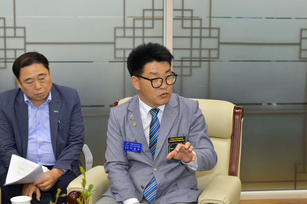 20241112 국제로타리 3610지구 제1지역 자동심장충격기 지원 협약식-6.jpg