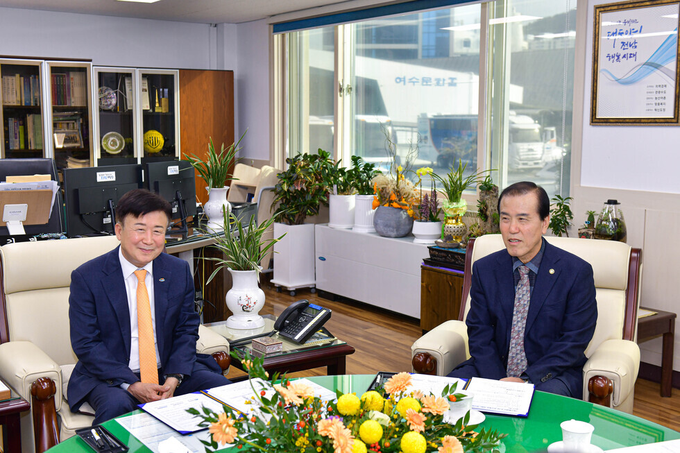 20241120 여수해양FC U-18선수육성 지원 업무협약식-3.jpg