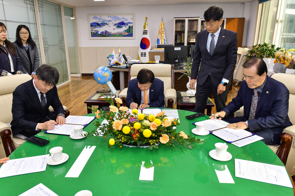 20241120 여수해양FC U-18선수육성 지원 업무협약식-5.jpg