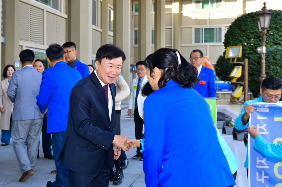 20241129 국제로타리 3610지구 제1지역 자동심장충격기 전달식-2.jpg