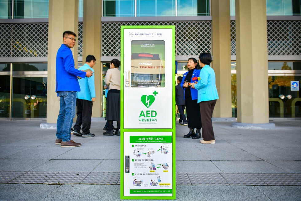 20241129 국제로타리 3610지구 제1지역 자동심장충격기 전달식-3.jpg