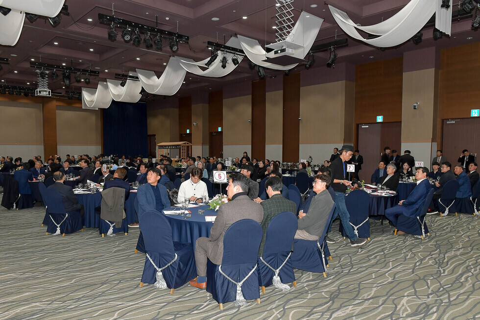20241203 (사)여수국가산업단지 경영자협의회 2024년 송년의 밤 및 회장 이·취임식-2.jpg