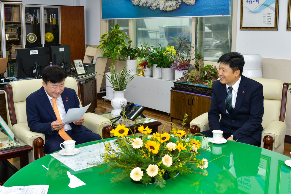 20241211여수산단공장장협의회 김장김치 후원금 전달식-3.jpg