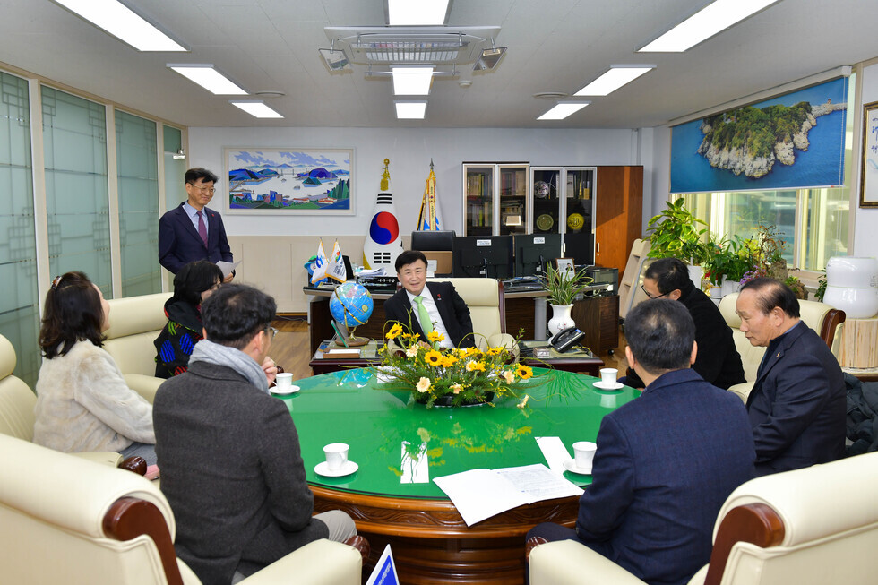 20241213 제51회 LA한인축제 참가업체 후원물품 기부식-3.jpg