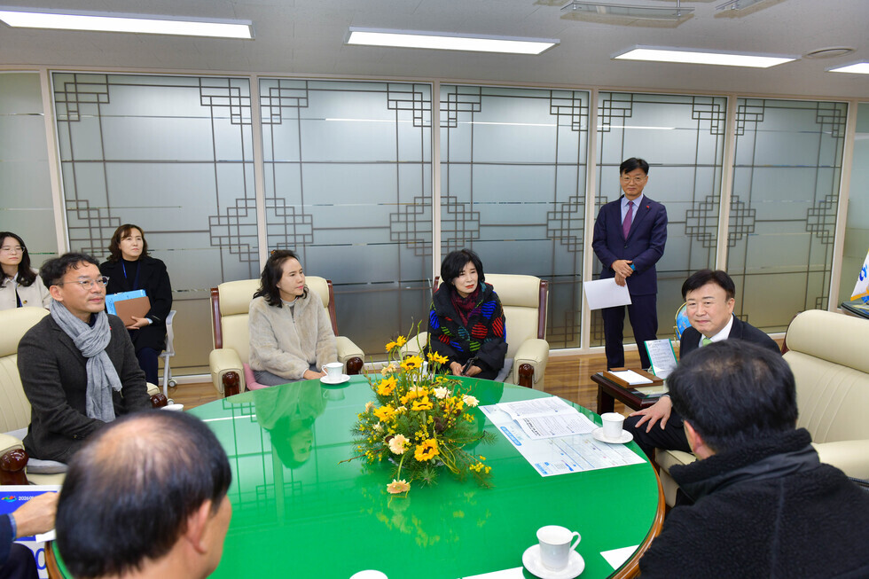 20241213 제51회 LA한인축제 참가업체 후원물품 기부식-4.jpg
