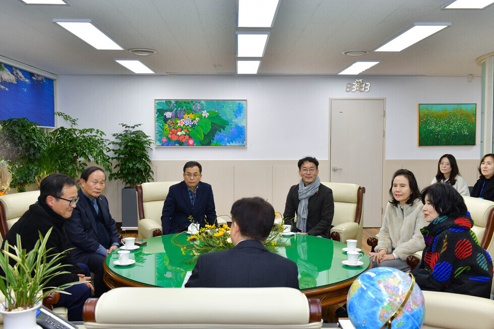 20241213 제51회 LA한인축제 참가업체 후원물품 기부식-5.jpg