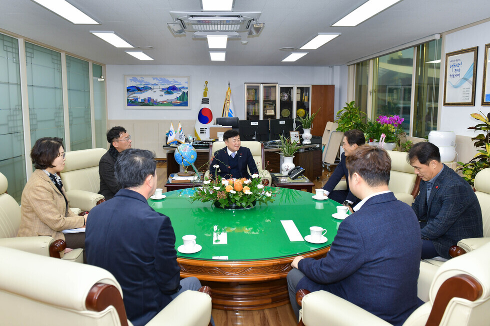 20241219 남해화학 어르신 미끄럼방지 설치 지원사업 사업비 전달식-4.jpg