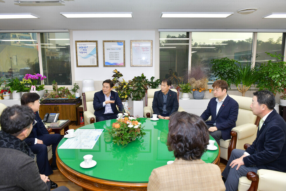 20241219 남해화학 어르신 미끄럼방지 설치 지원사업 사업비 전달식-5.jpg