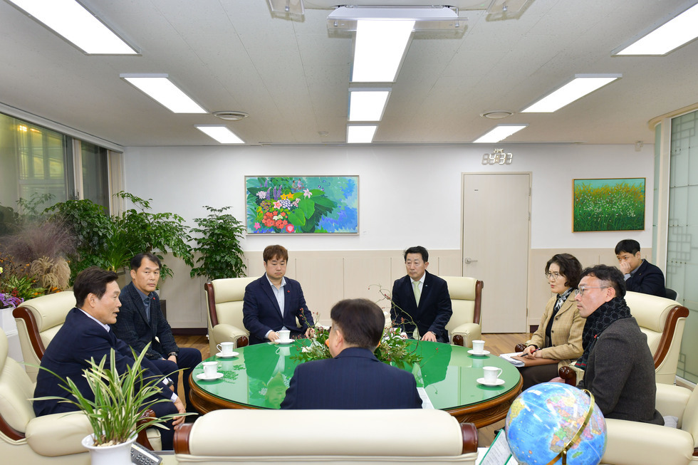 20241219 남해화학 어르신 미끄럼방지 설치 지원사업 사업비 전달식-6.jpg