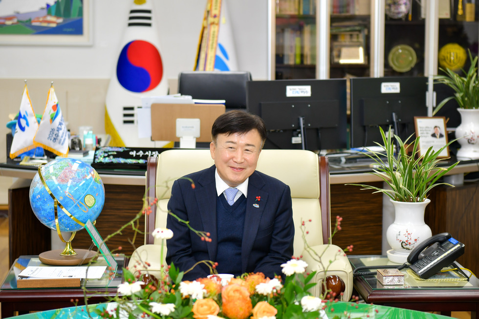 20241219 남해화학 어르신 미끄럼방지 설치 지원사업 사업비 전달식-7.jpg