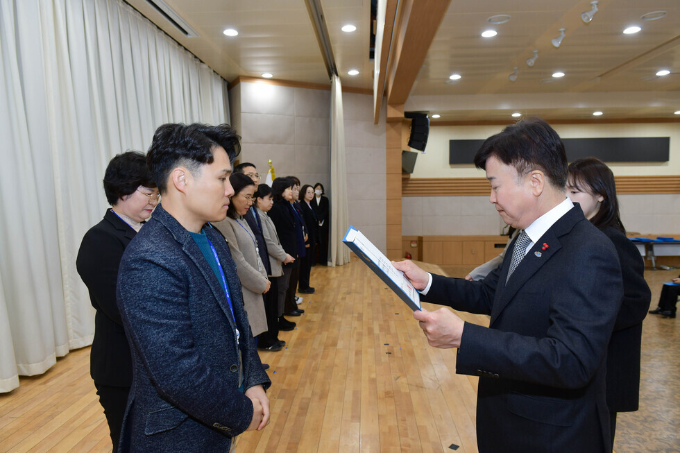 20241230 연말 우수부서 공무원 표창 수여식-3.jpg