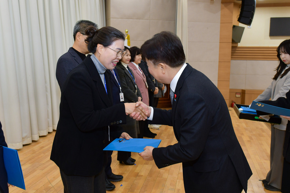 20241230 연말 우수부서 공무원 표창 수여식-9.jpg