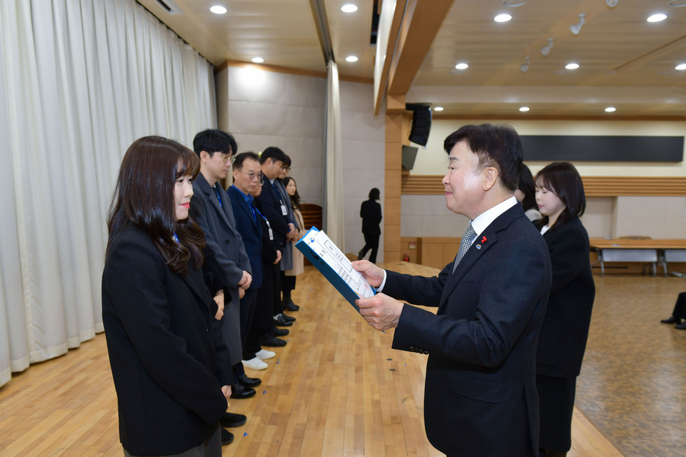20241230 연말 우수부서 공무원 표창 수여식-14.jpg