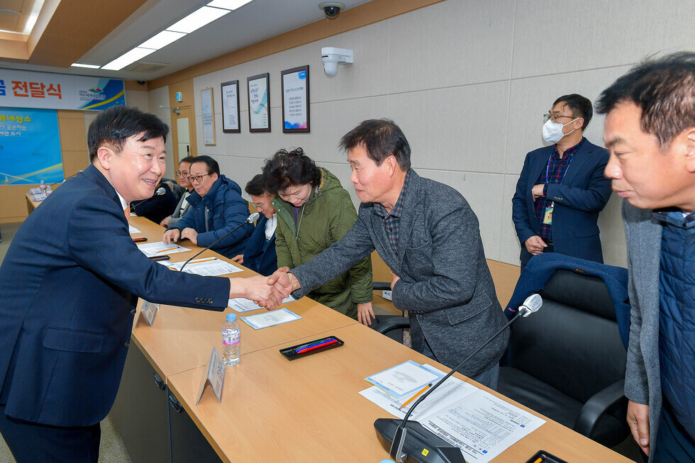20250203 읍·면·동 지역사회보장협의체 「더 드림 나눔캠페인」 연합모금 전달식-1.jpg