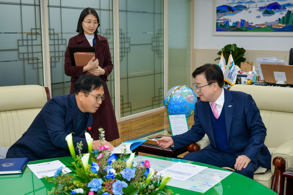 20250204 여수시-(사)전남민족예술단체총연합여수지회 업무 협약식-1.jpg