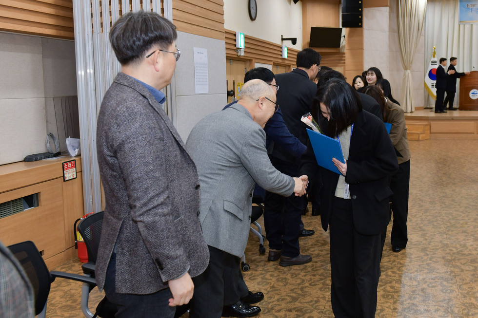 20250224 실무수습 직원 신규임용 임용장 수여식-7.jpg