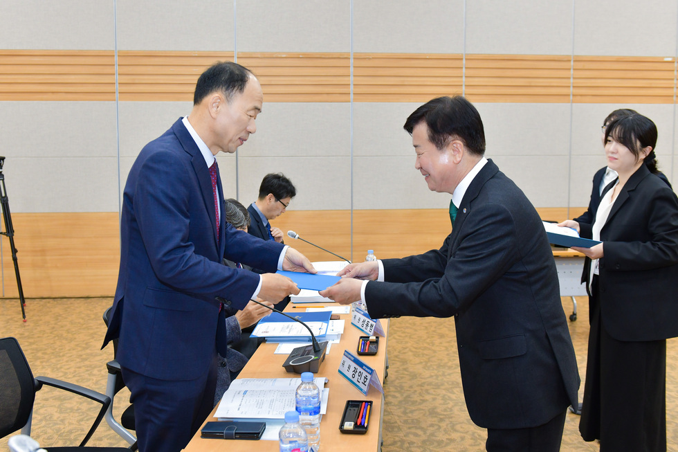 20250519 제6기 여수시 지방보조금 관리위원회위원 위촉식-5.jpg