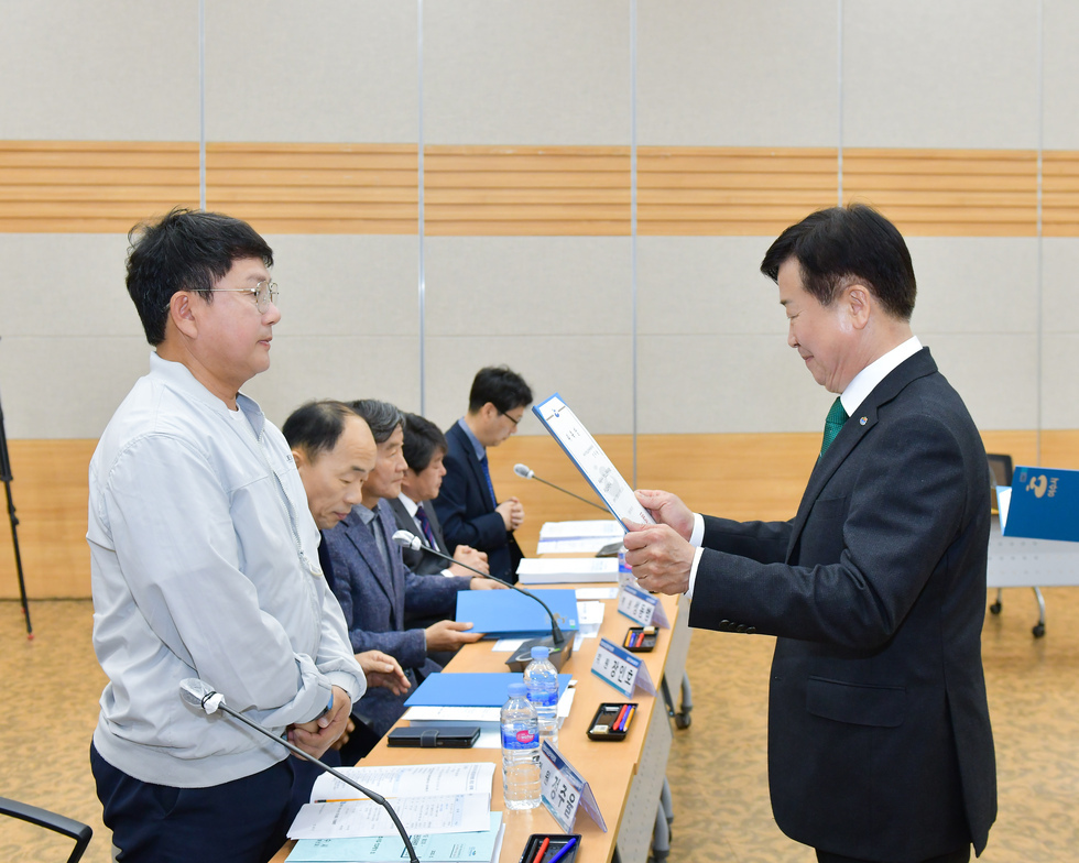 20250519 제6기 여수시 지방보조금 관리위원회위원 위촉식-6.jpg