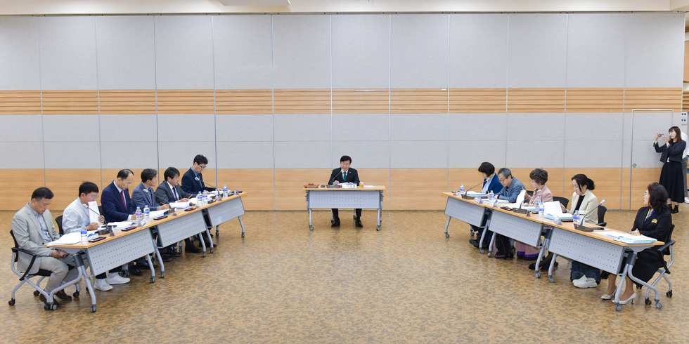 20250519 제6기 여수시 지방보조금 관리위원회위원 위촉식-9.jpg